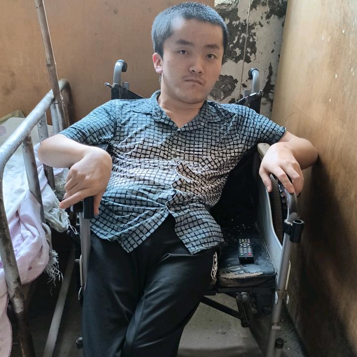 轮椅上的大头哥哥