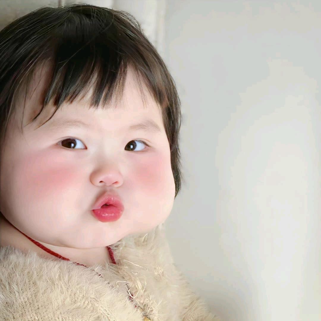 林宝爱吃桃