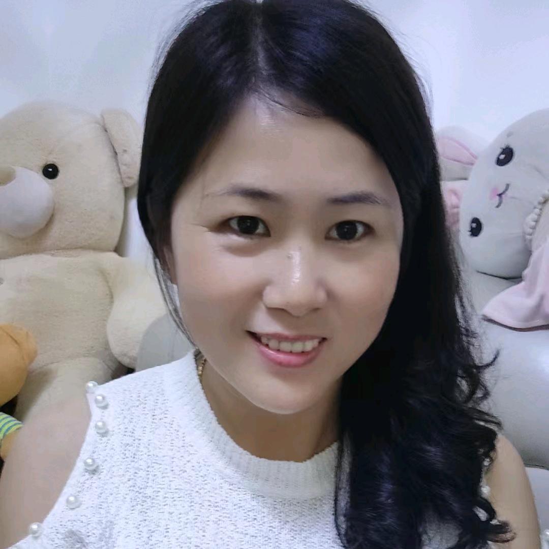 小霞。