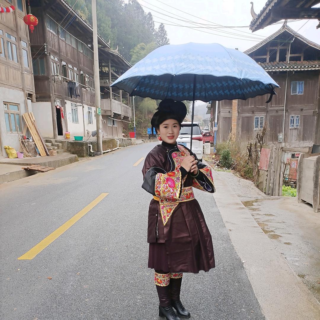 侗家妹刺绣