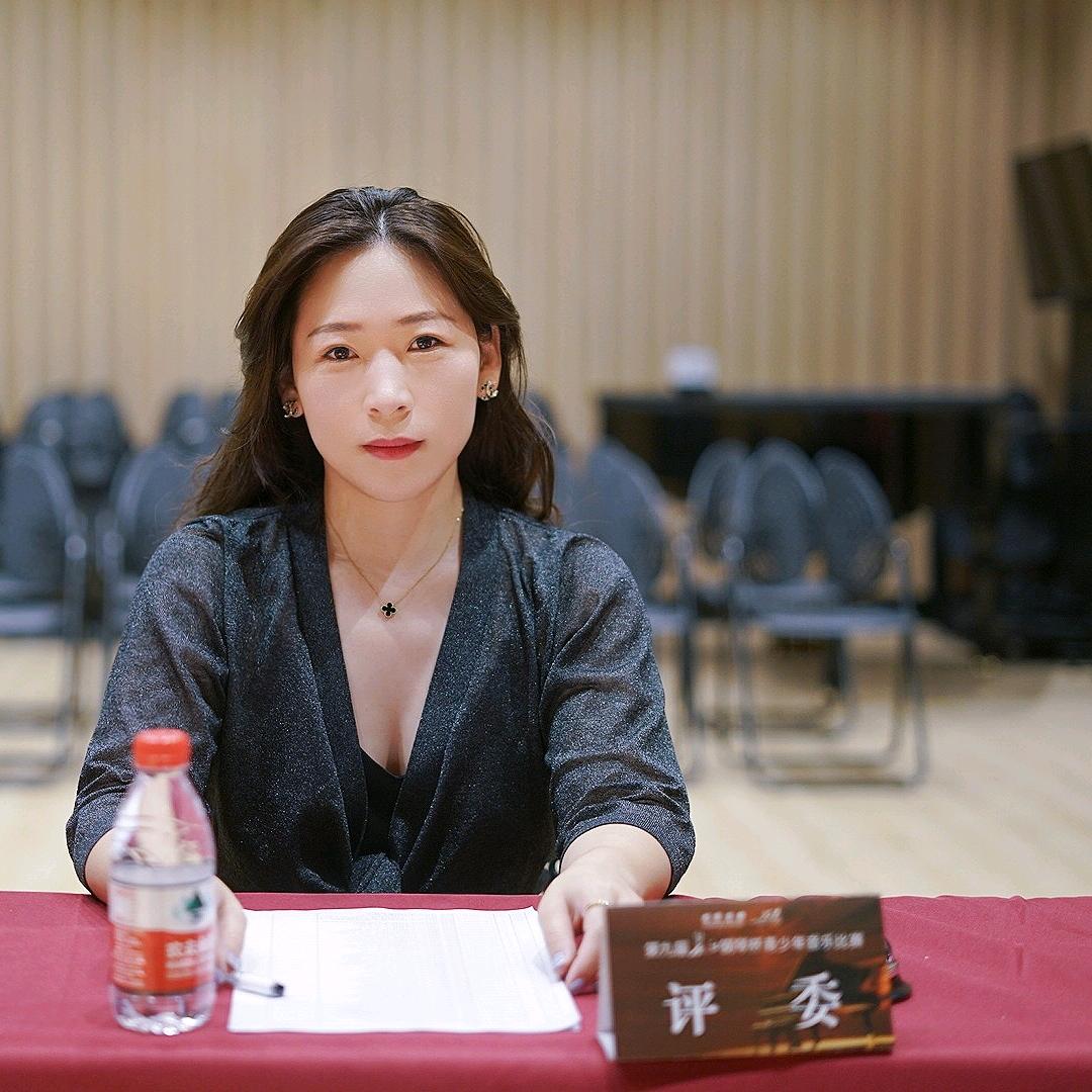 国宝是钢琴教师