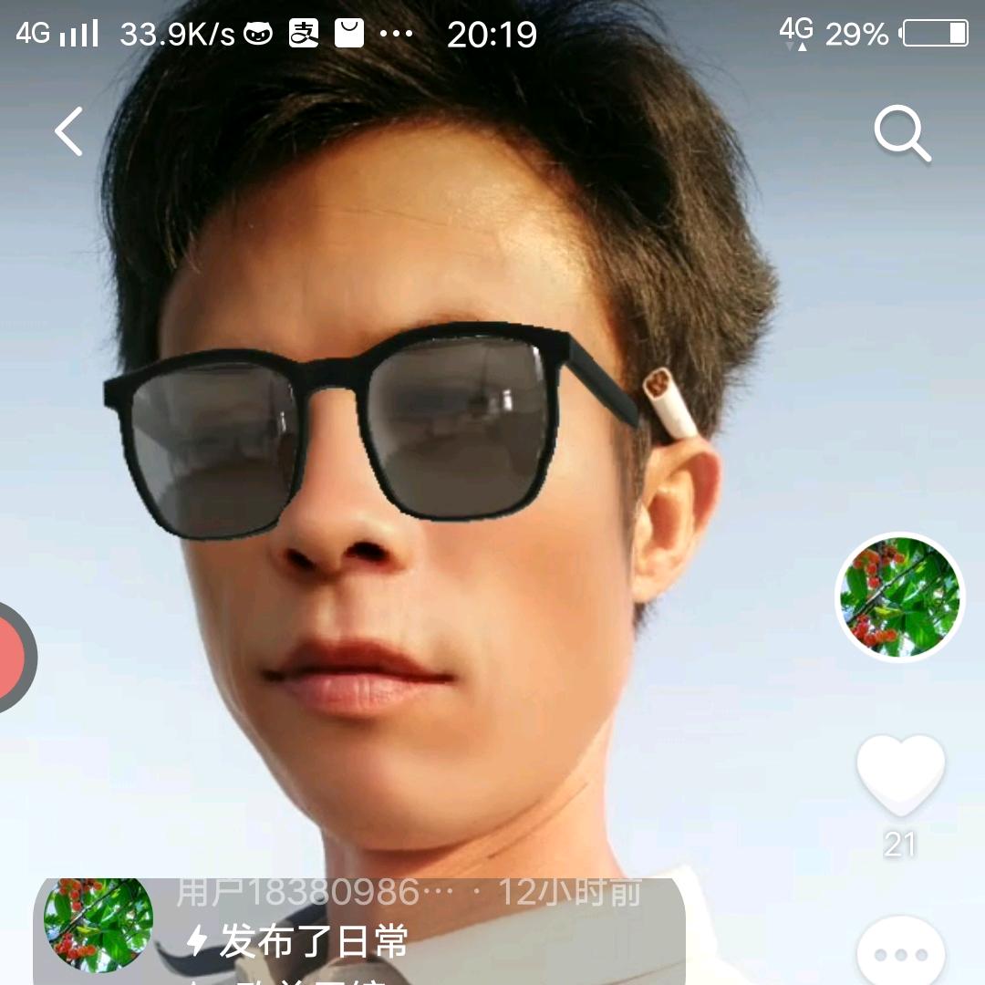 风雨中的男人