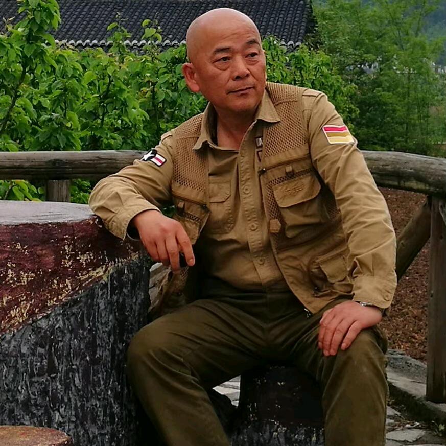 丁一三工头像