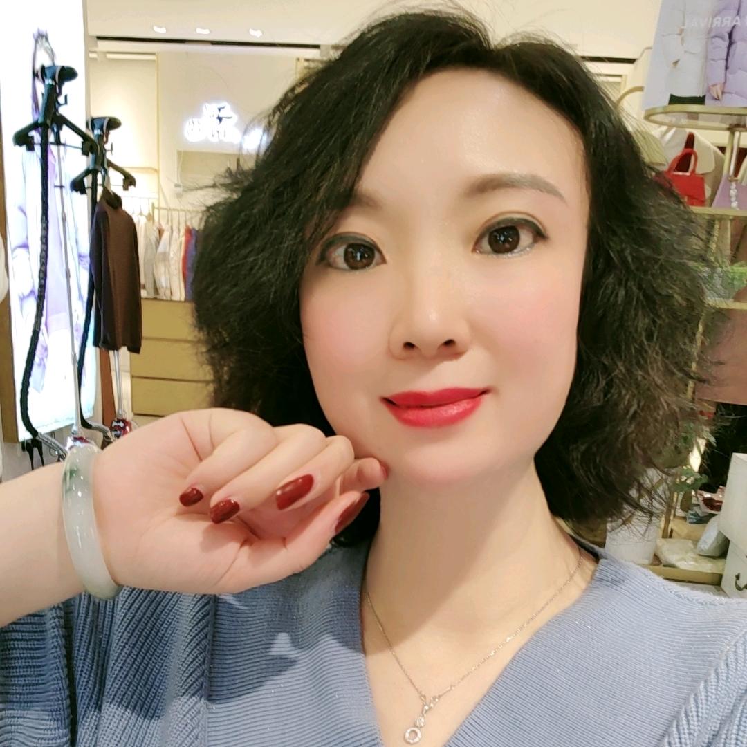 六枝艾莱依依目了然品牌女装