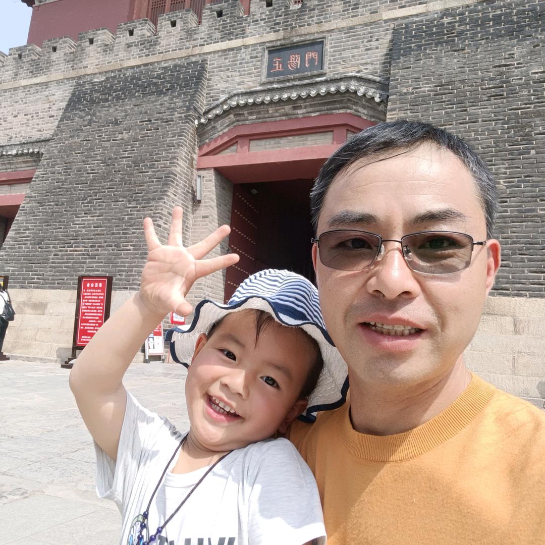 为生活奔波的精神小伙