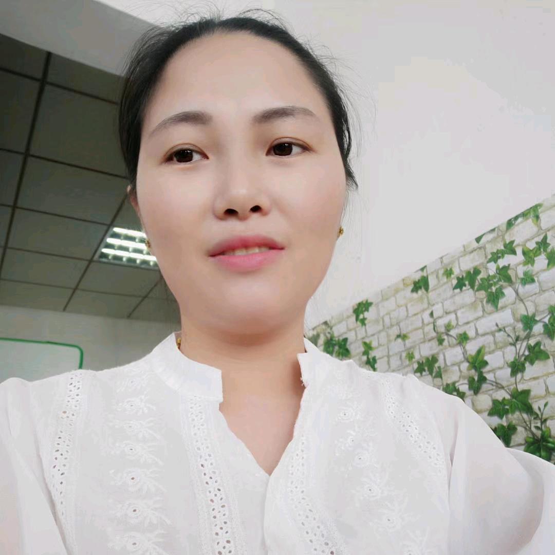 摆摊的小姐姐
