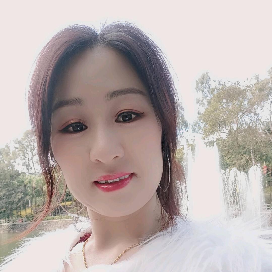 迷人可爱的白玫瑰。