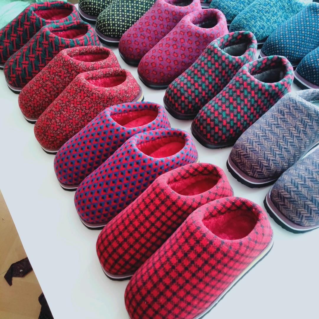 小胡在高虹做手工棉鞋