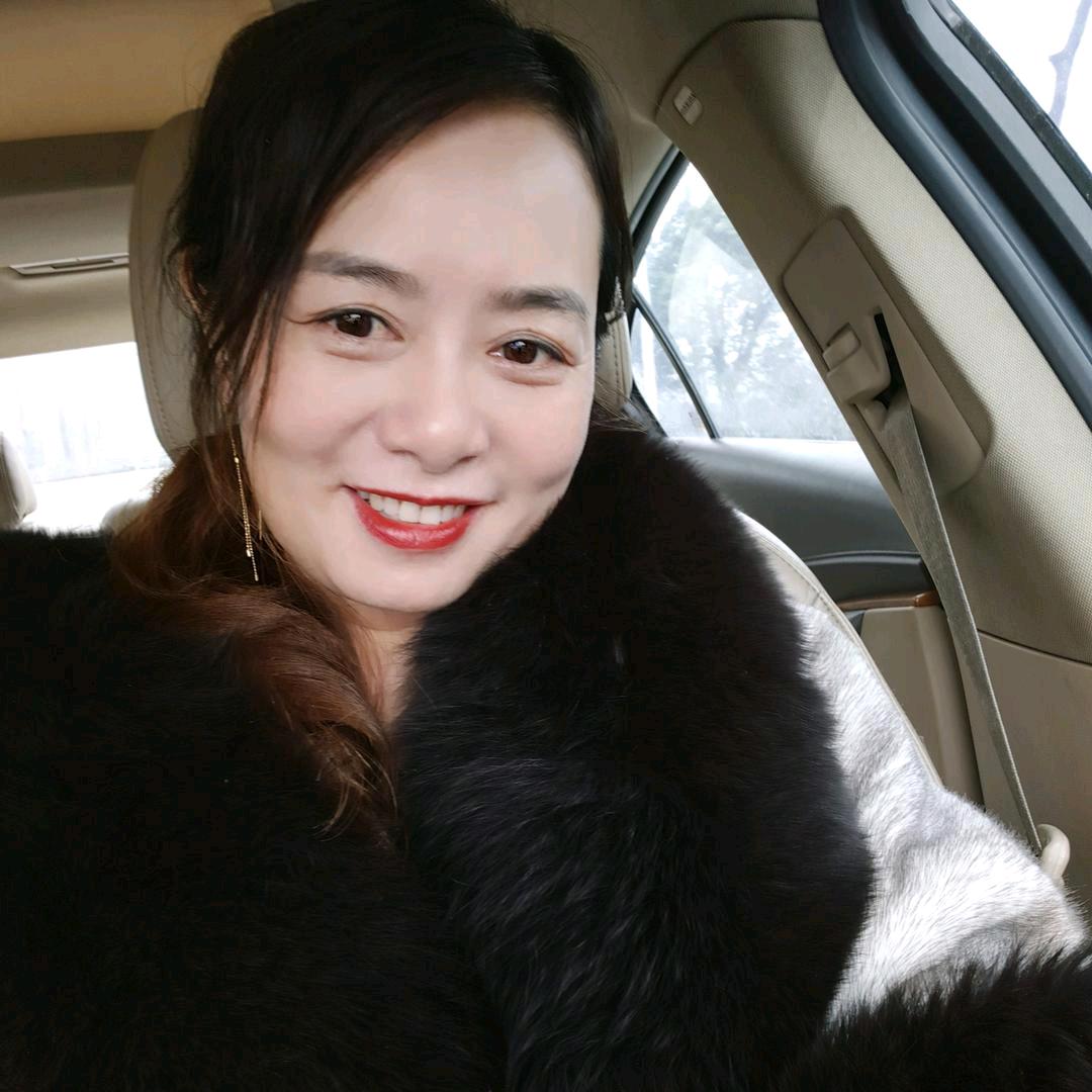 缘源☺橱窗里有西装。高品质