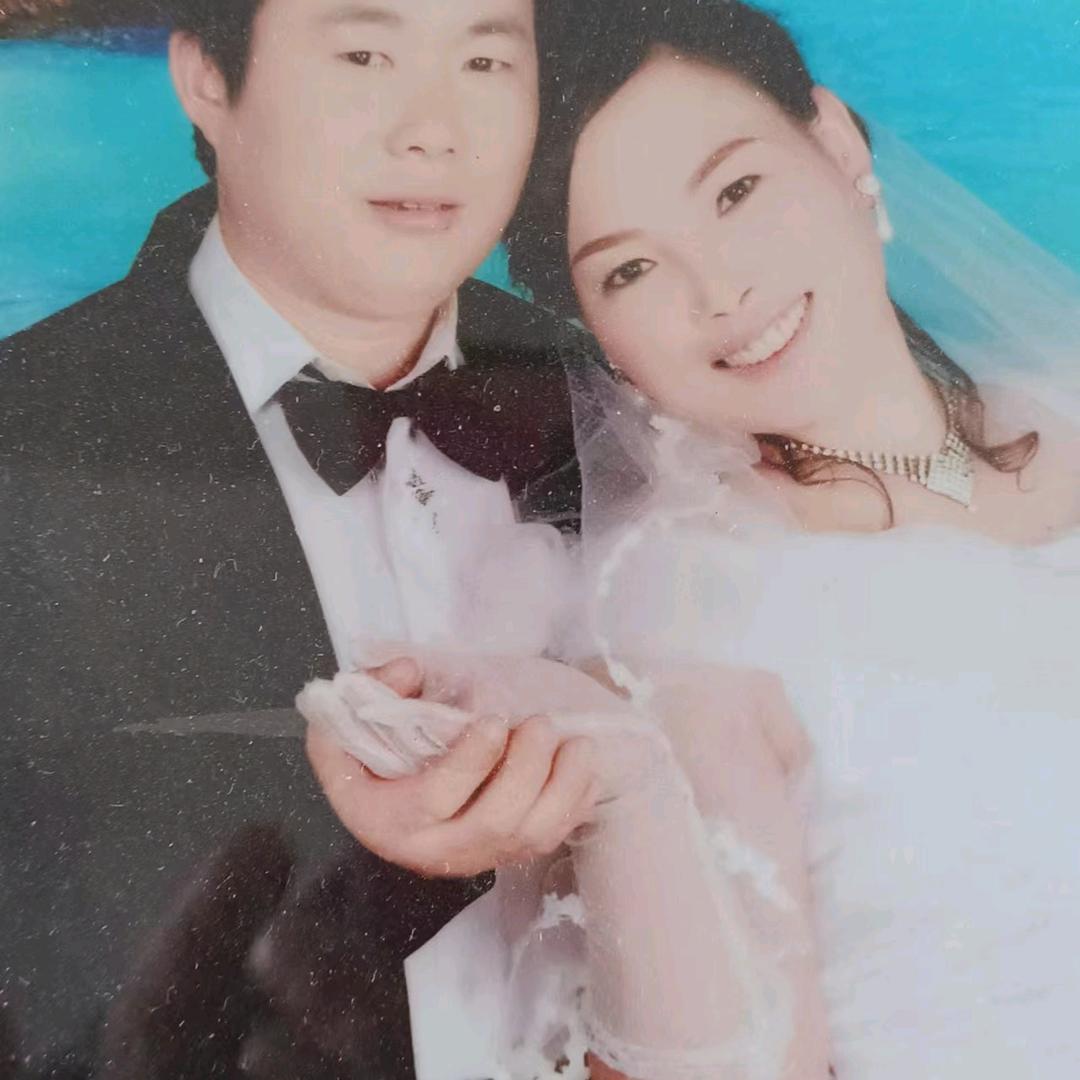 安装铝合金门窗。楼梯护手。各种防盗窗。