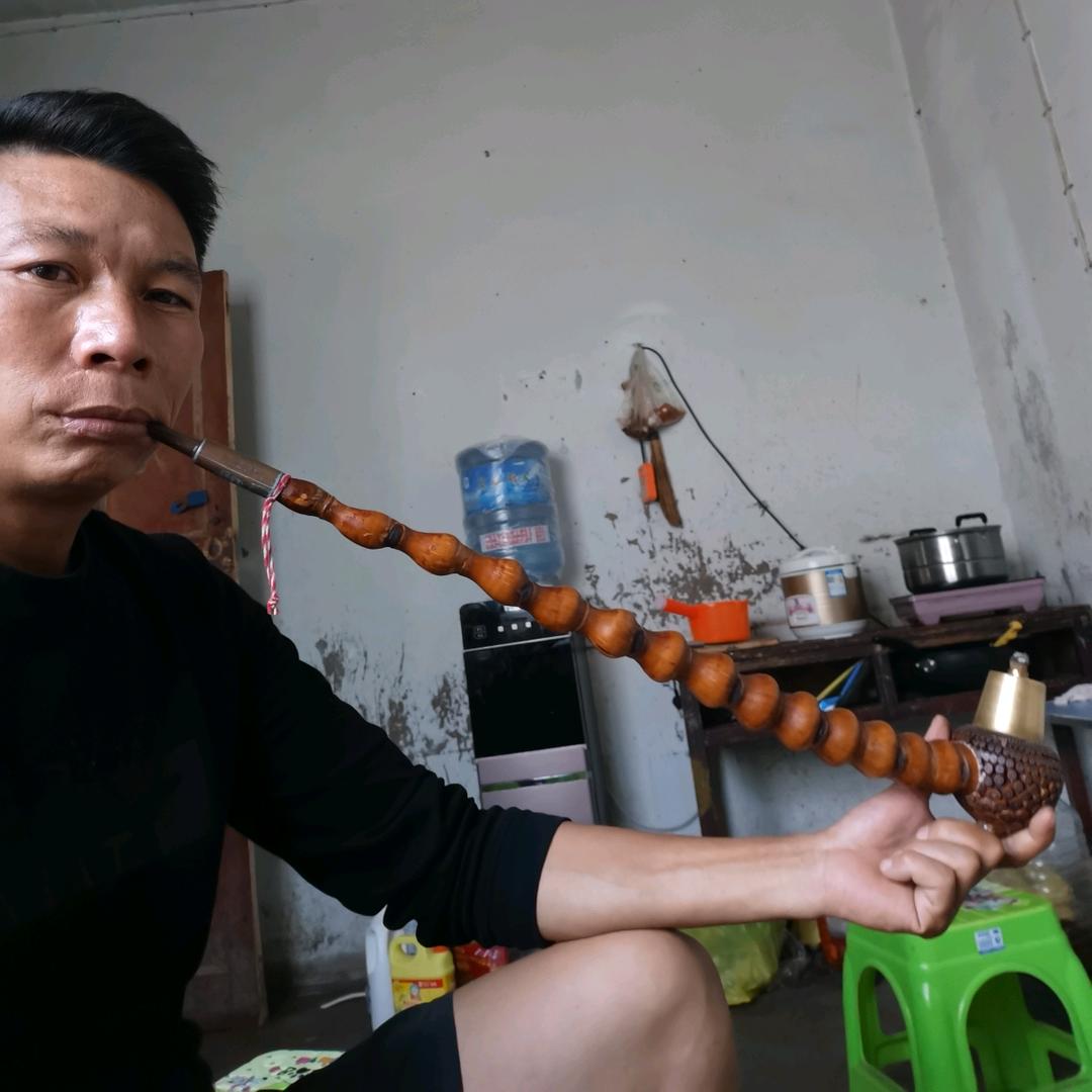 张小二彝族，吹唢呐