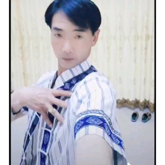 布依歌手     🐻  二     王