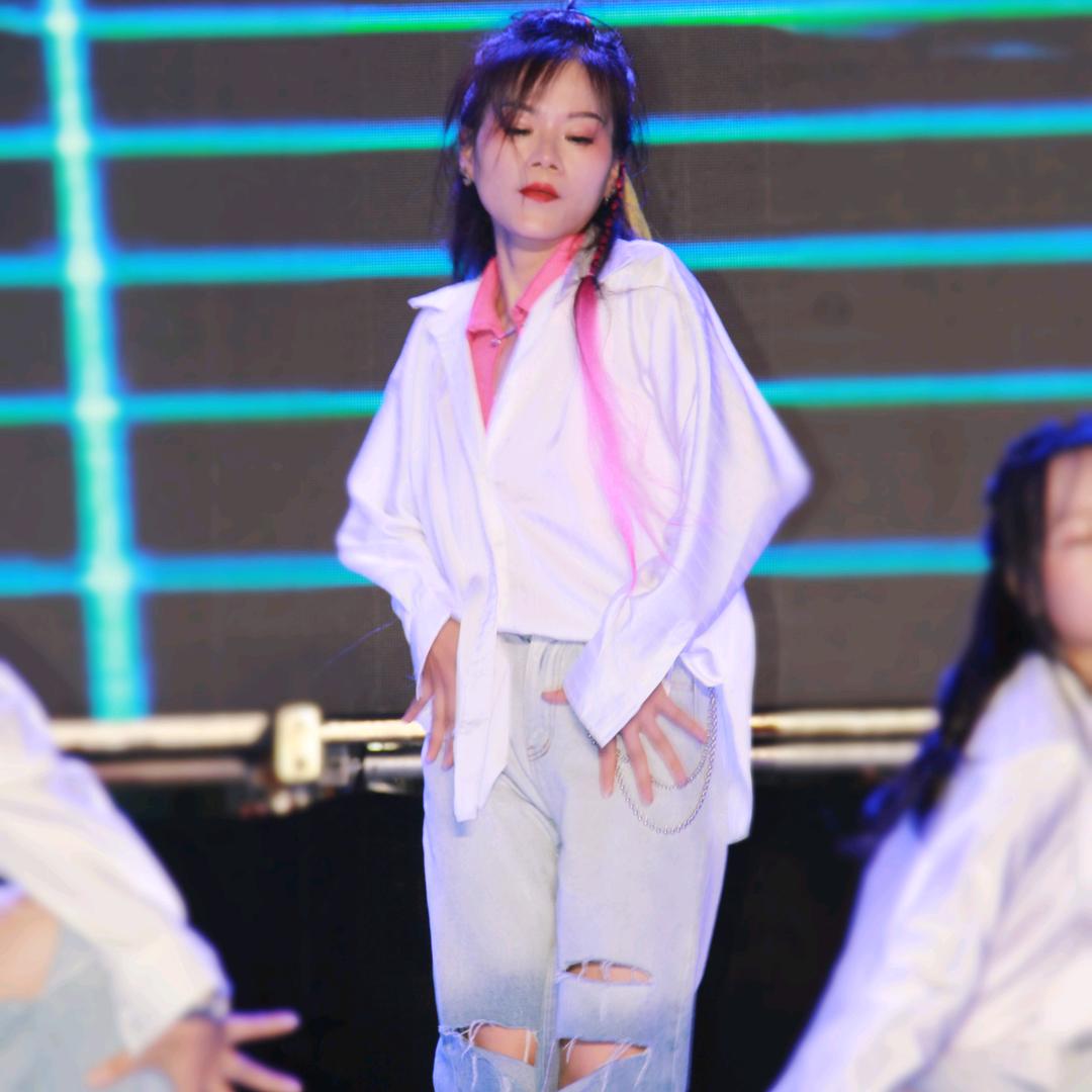 会蹦跶的小鹅💅