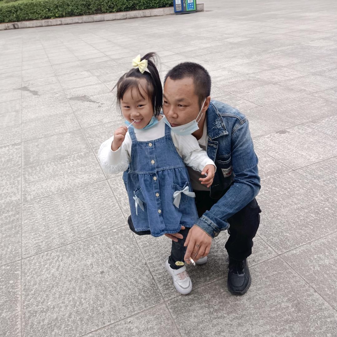 🕊️᭄ꦿ໌ᮨ້左手插兜、右手烟