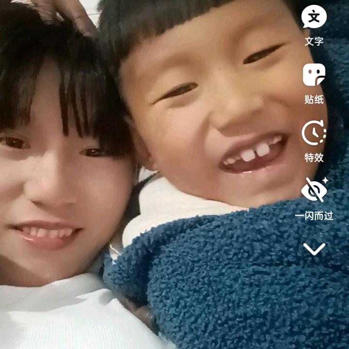 刮涂料的小女人