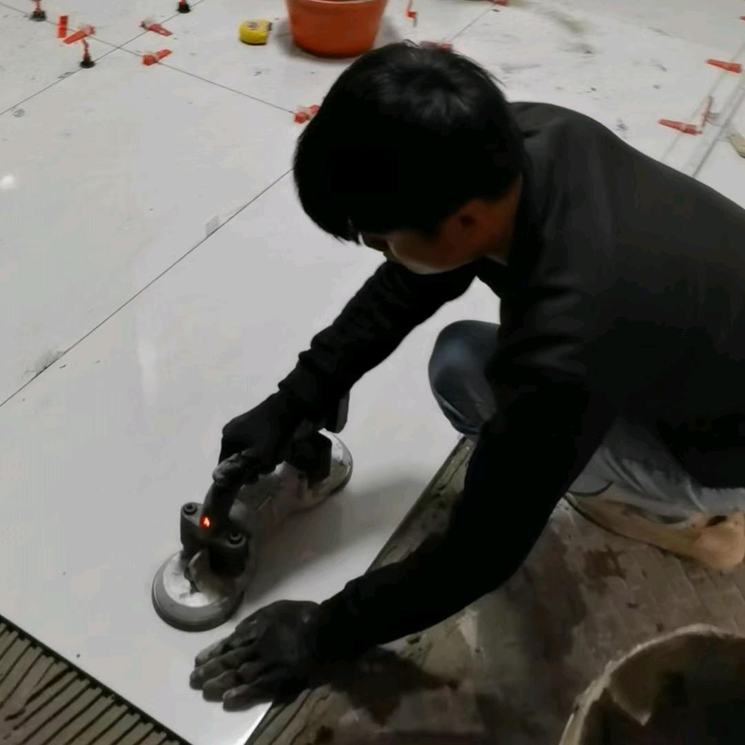 贴砖很累