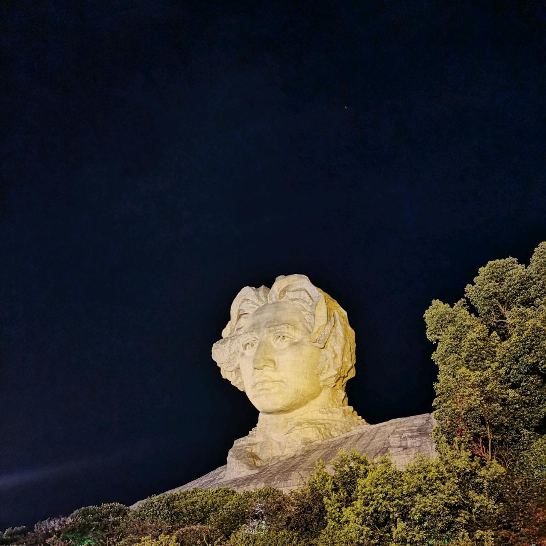 爱吃鱼的小伙子