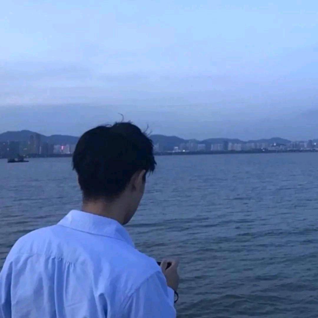 随风摇曳的少年