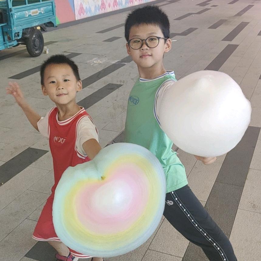 两个皮夹克的妈妈