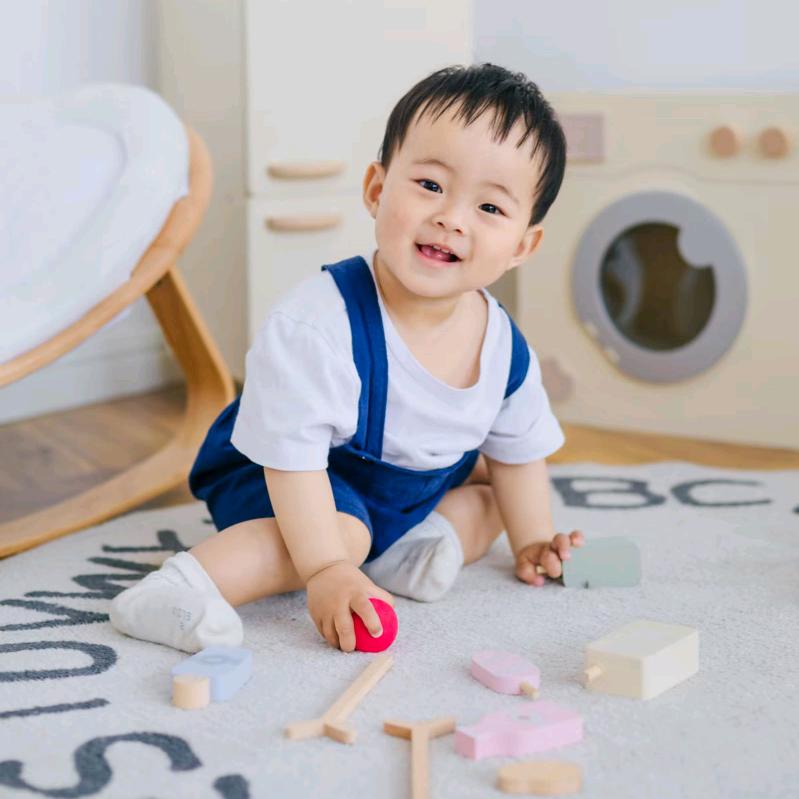 The curtain rises.秦