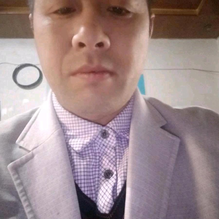 地摊小哥求关注！