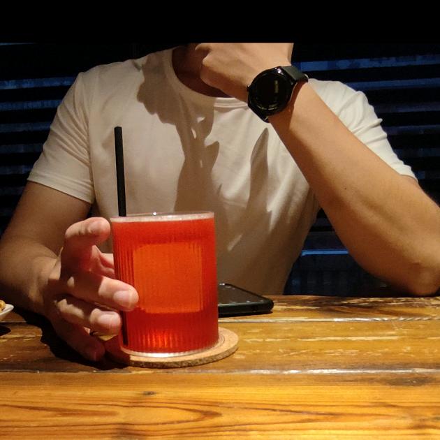 小霖喝一大杯gesha咖啡