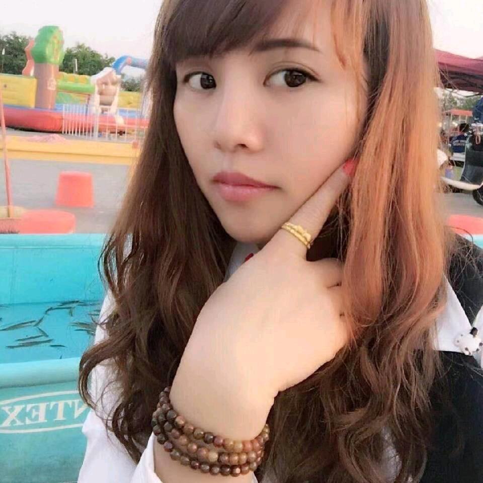 工地上搬砖的小女子