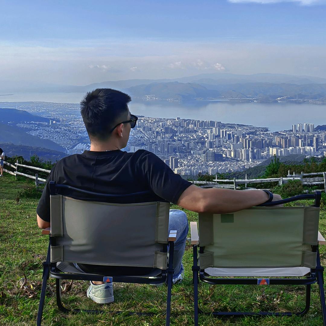 分明是床太粘人