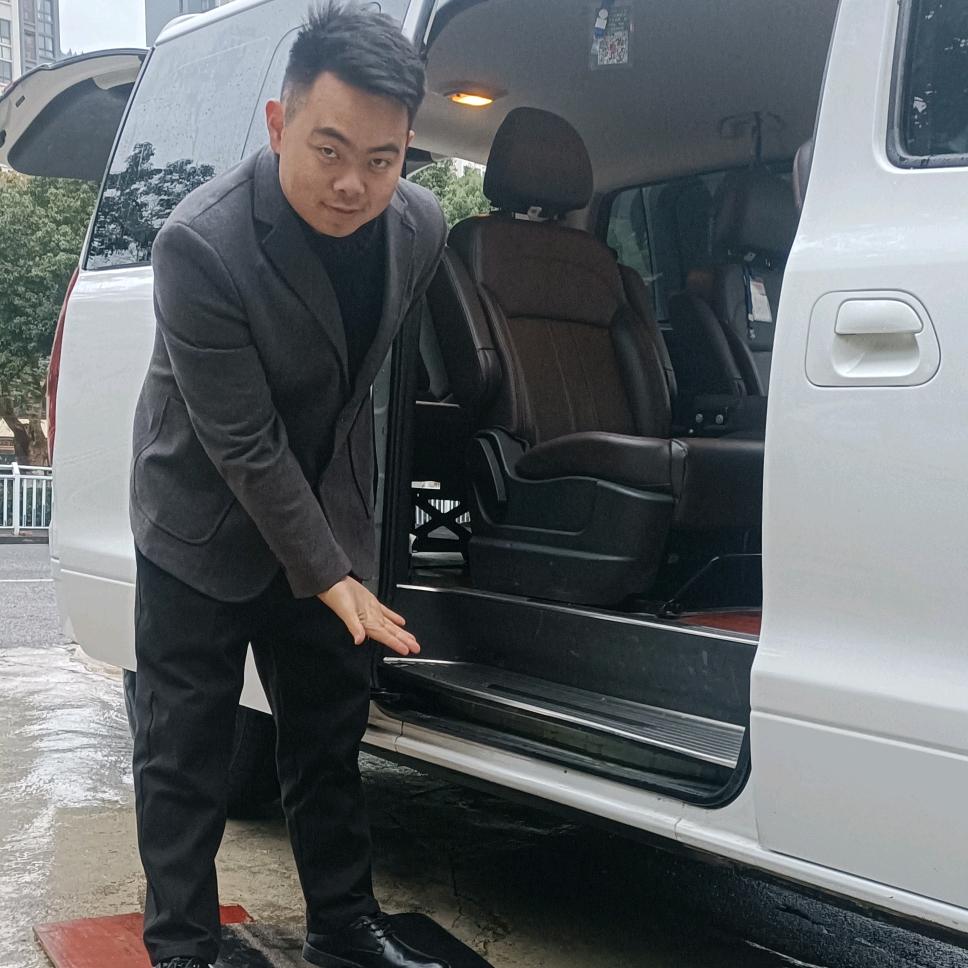 冉熠yì  石柱一重庆  高级商务服务员