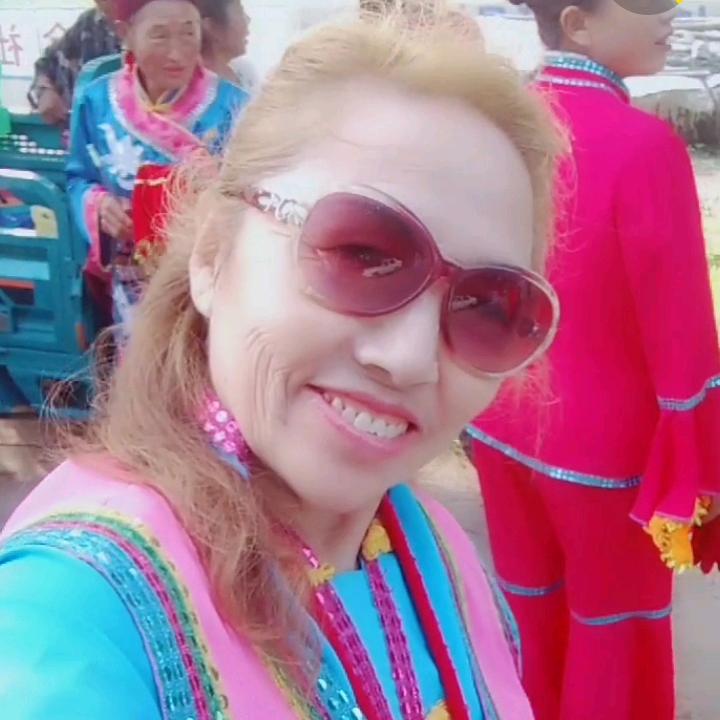 想问情深有几许