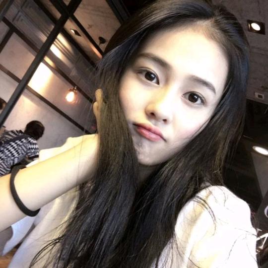做彩色路面的妹妹