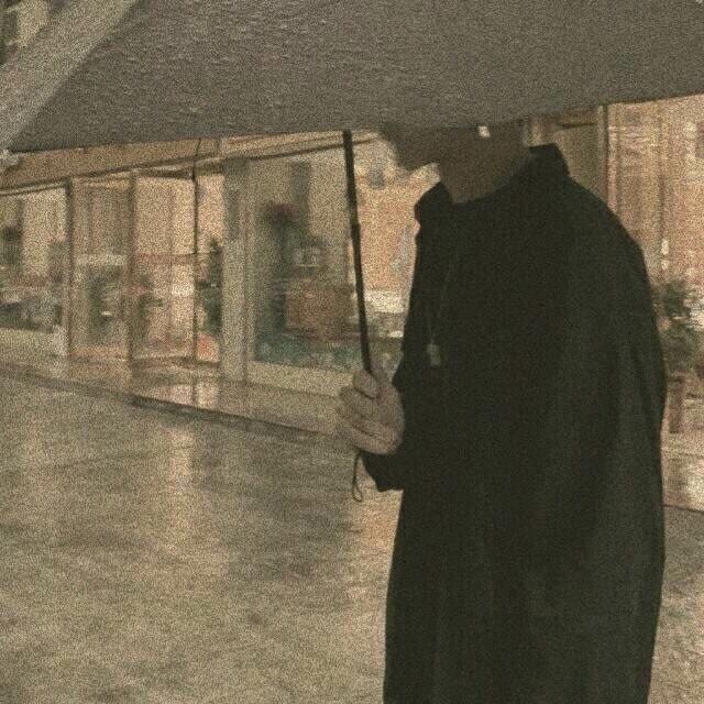 下雨会给自己打伞