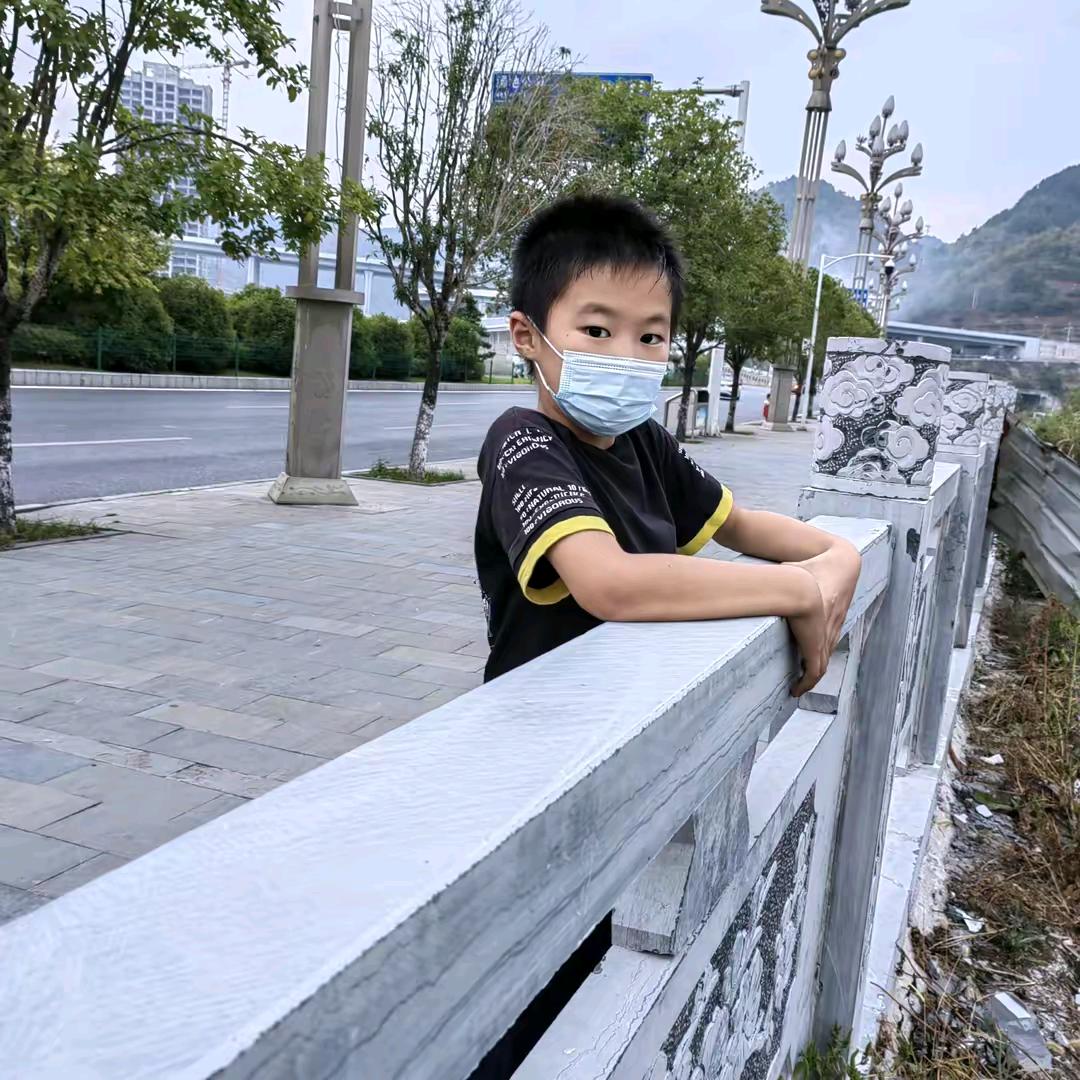 勇敢的小男孩！嘉诚