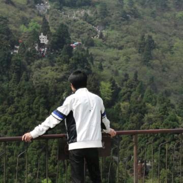 在  逃 小 六  子