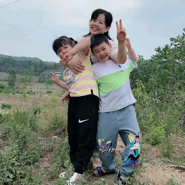 双大姐《上午九点半开播》唱歌