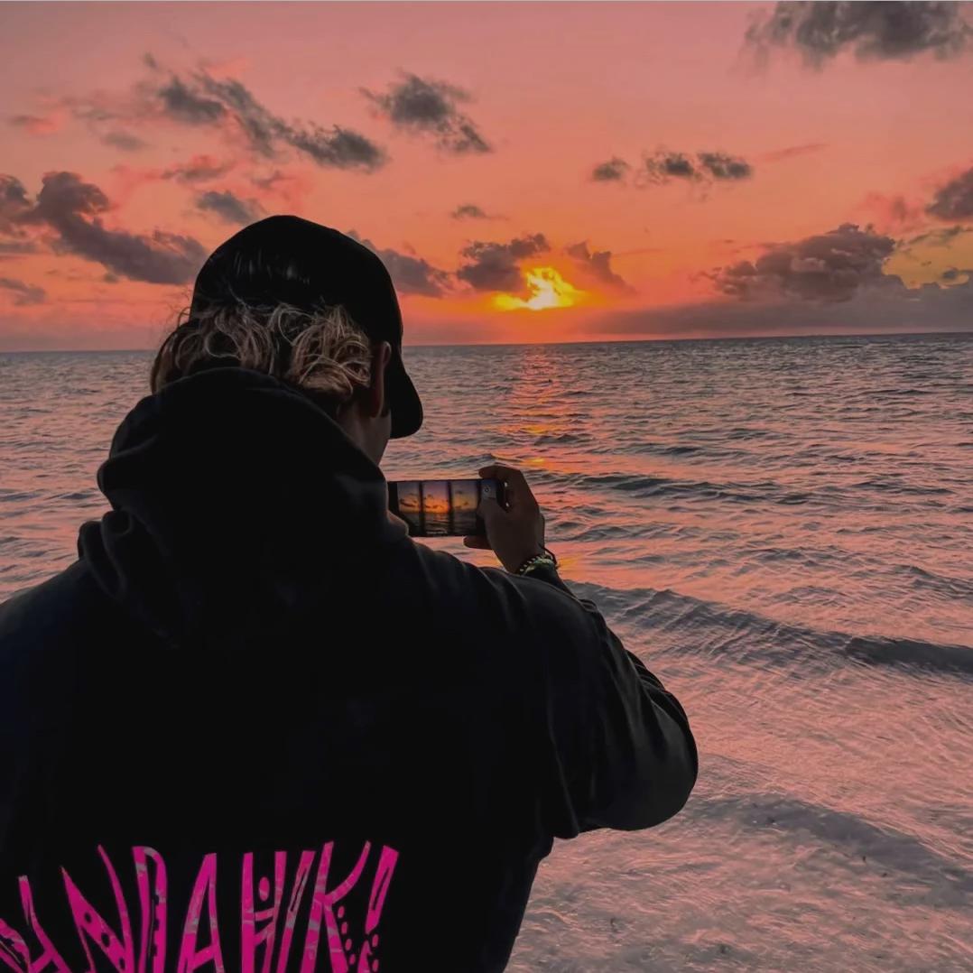 在街头调戏少女被南京老奶拿公分石冲到痔疮