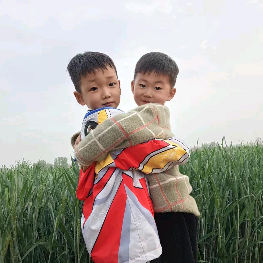 两个宝宝好开心