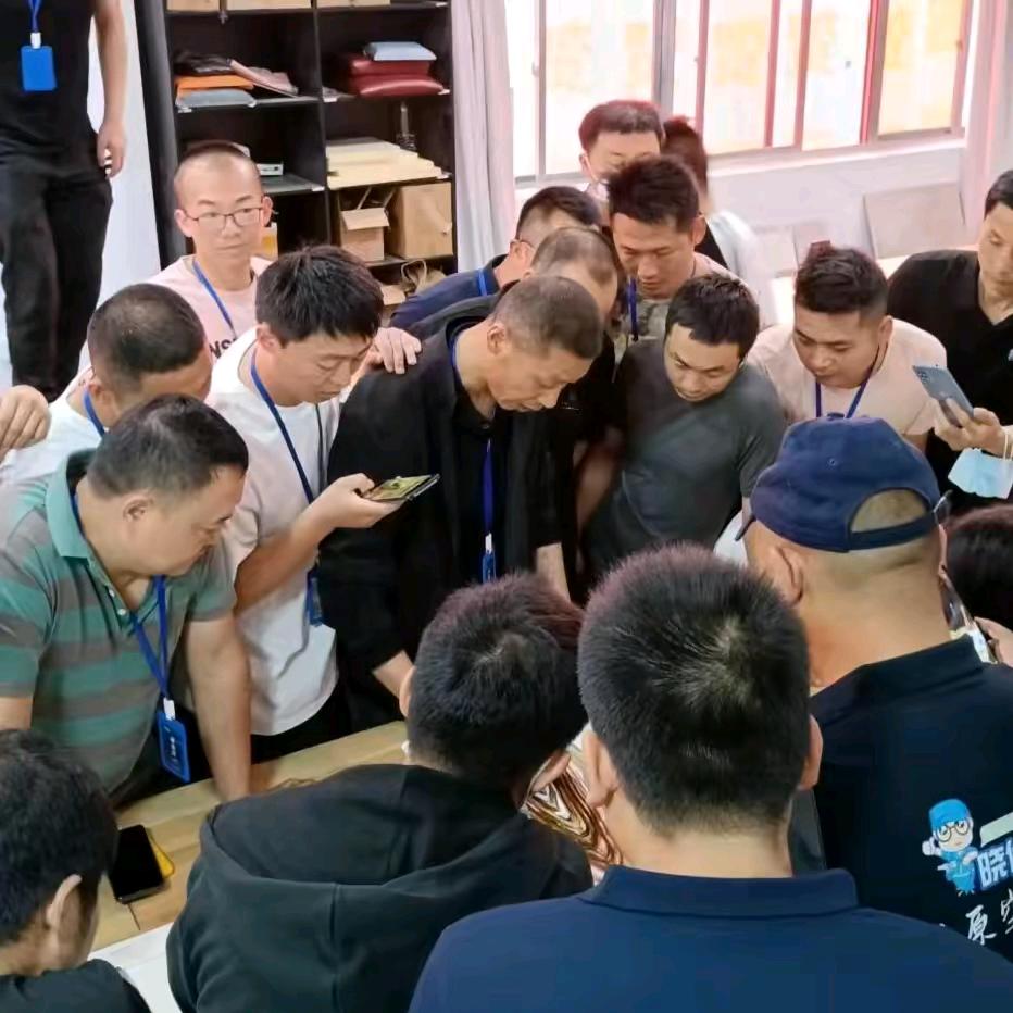 在昆明做木门改色，家居，瓷砖维修的小哥