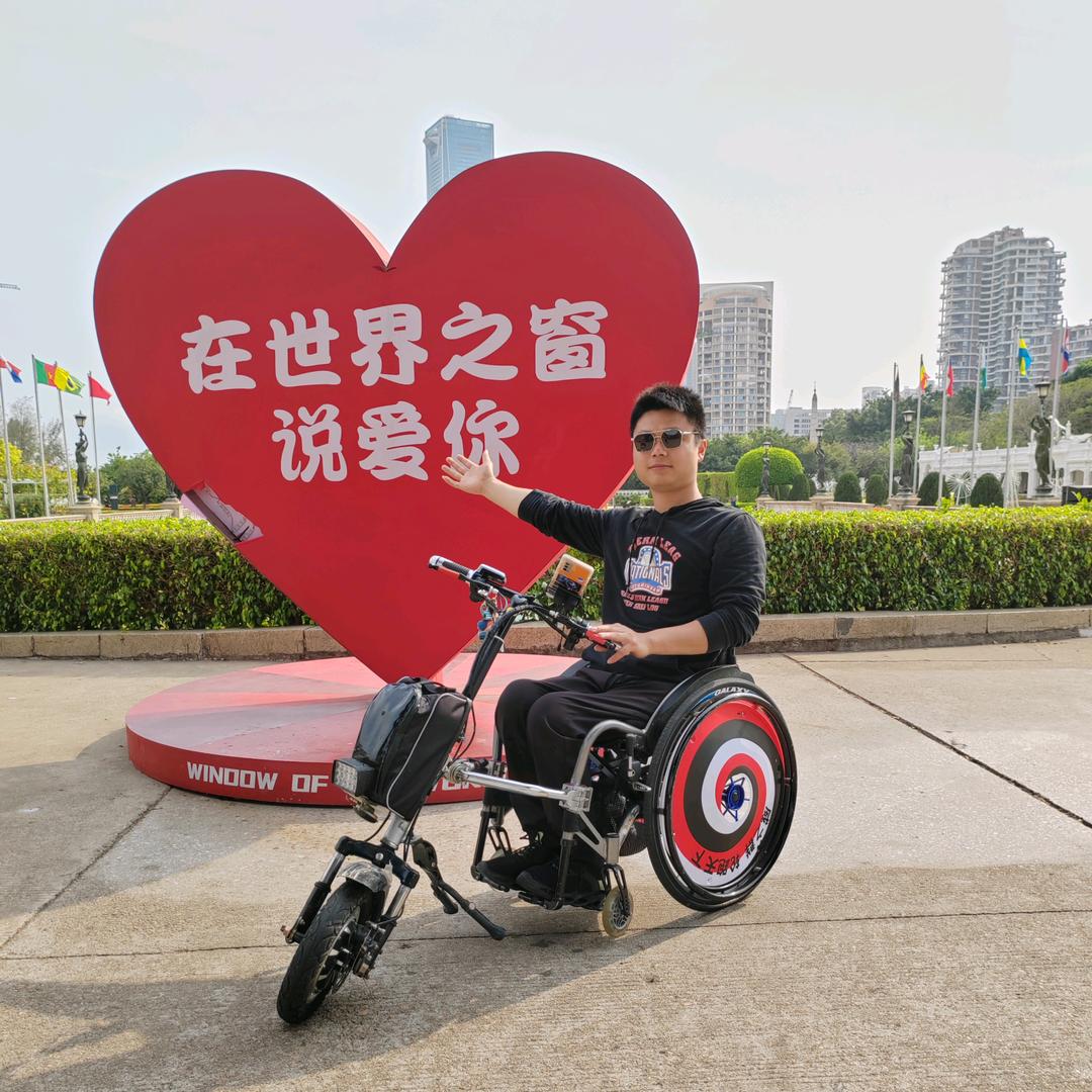 轮椅上的小宝