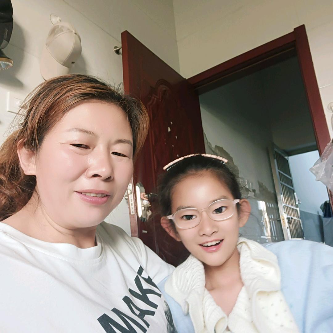 咏梅！！大脸妈妈小脸闺女