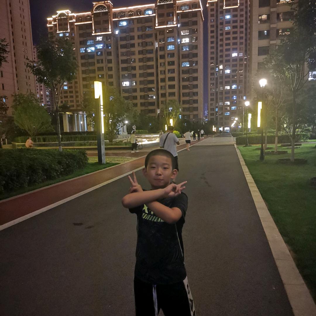 穿着帆布鞋的小妖