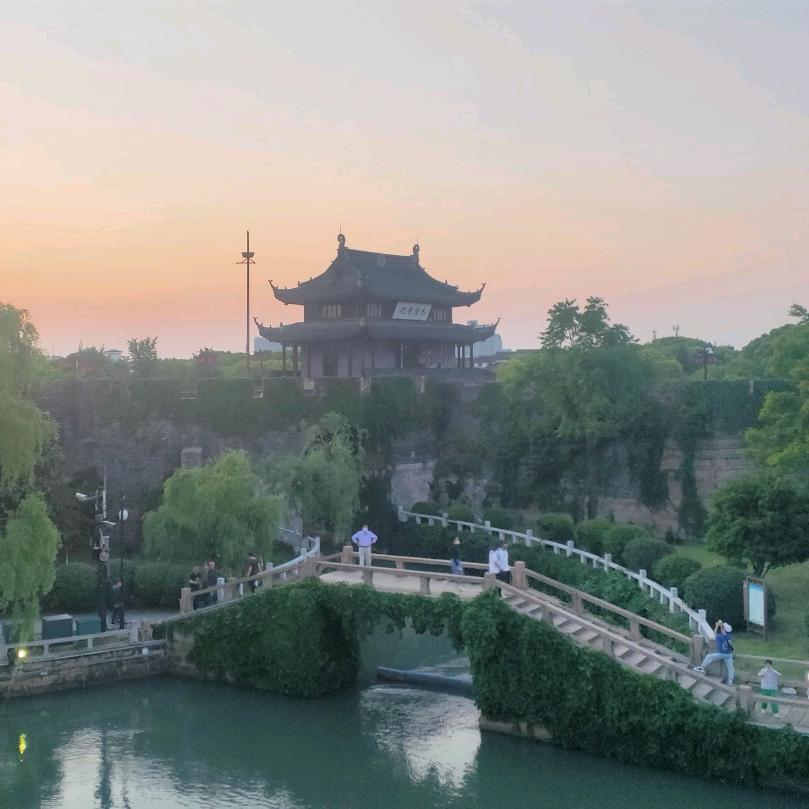再回首物是人非