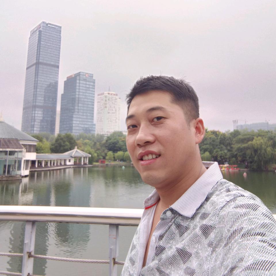 阿汤陪父亲打怪兽