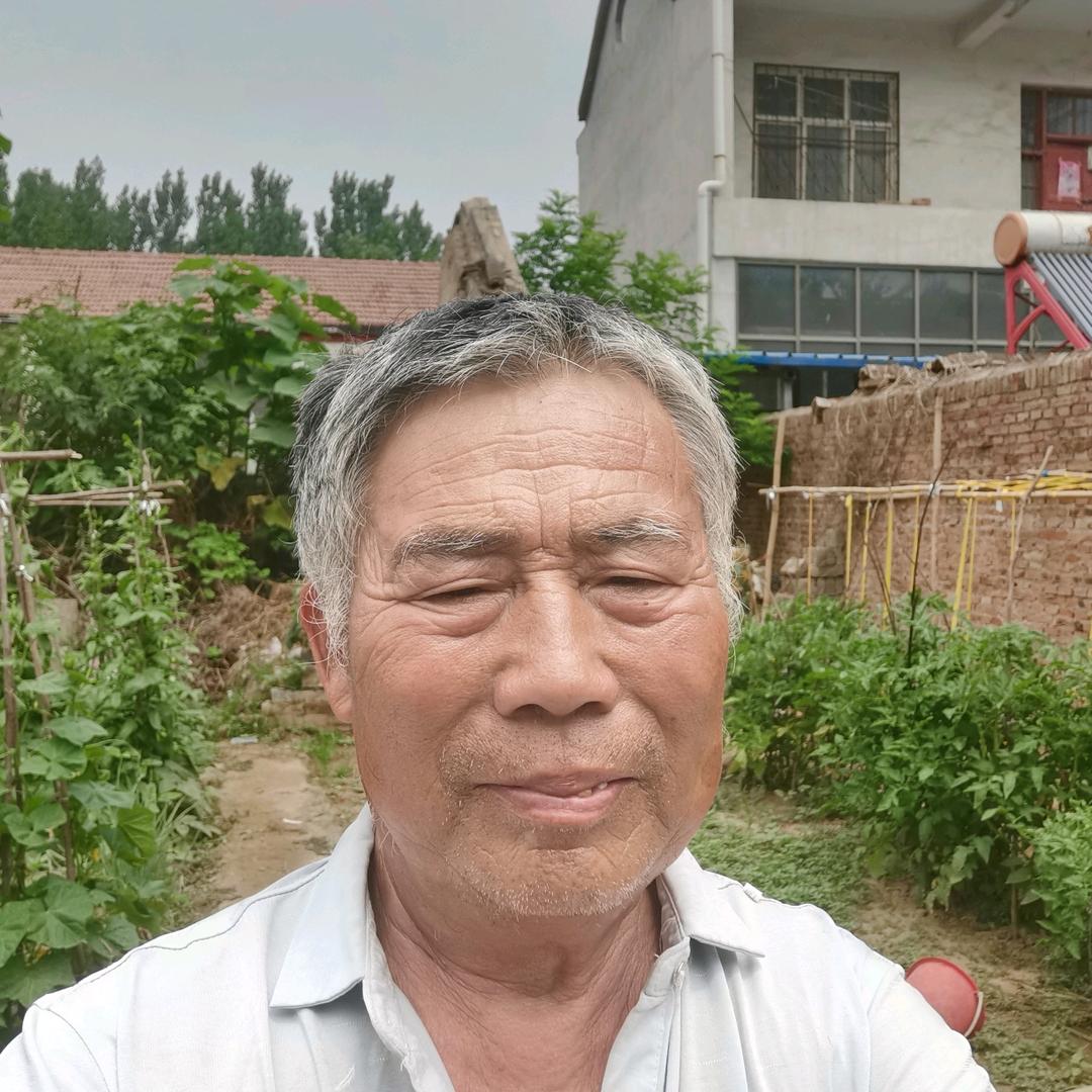 周大憨卖糖葫芦在天润城。