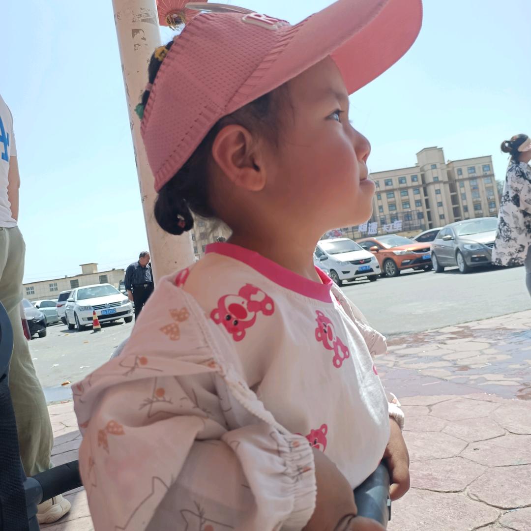 伊伊很乖  👨‍👩‍👧