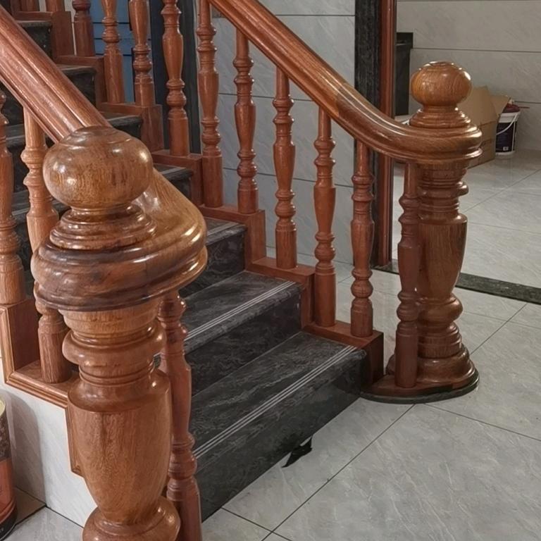 得意阳阳（红木楼梯）