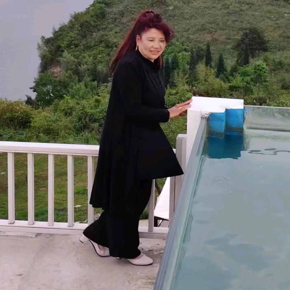 本人长期收购出售工地木方，木板，园木