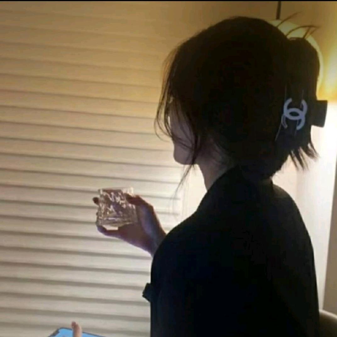 淡淡的烟草味