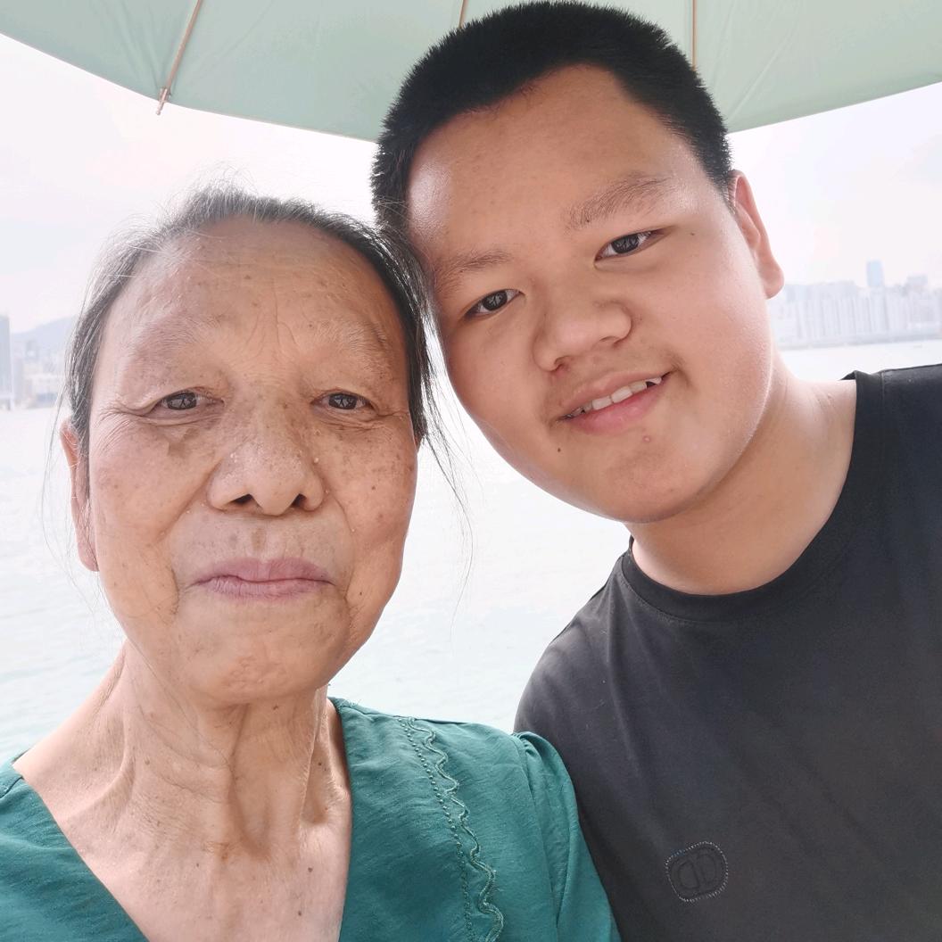 黄桂兰带大孙子孙女和龙凤胎的日常生活。