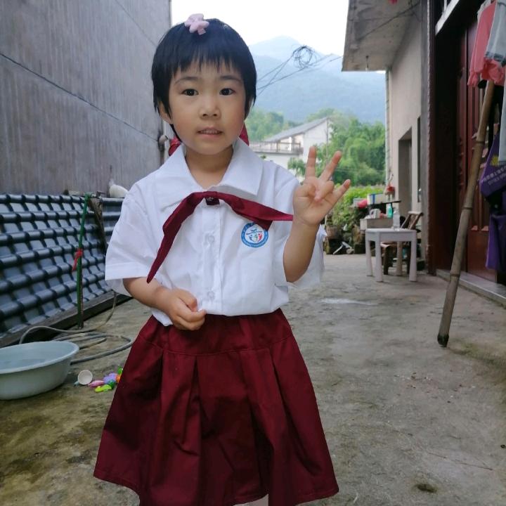 巜默默》